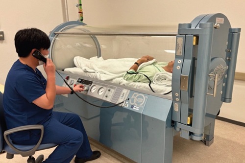 高気圧酸素治療中の様子（患者さんが装置内で安静にしている）