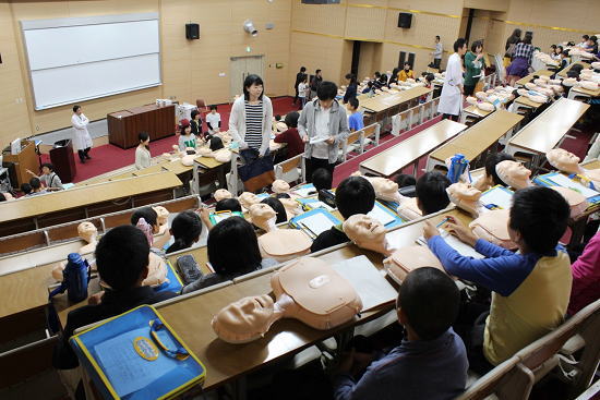 医学部学生へのインタビューの様子