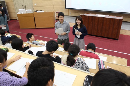 児童と学生の交流の様子.jpg