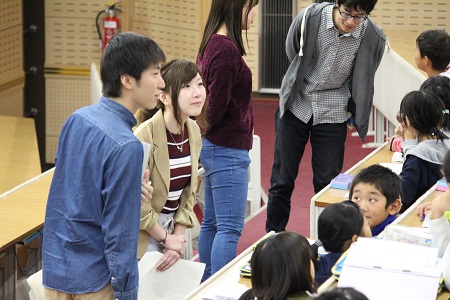 児童と学生の交流の様子