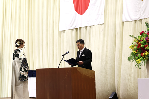 大谷学長と卒業生代表 大谷学長と卒業生代表