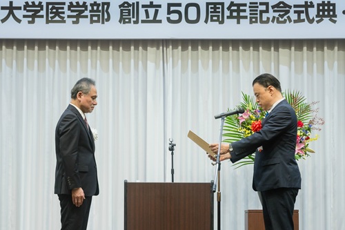 感謝状贈呈_医学部長 感謝状贈呈_医学部長