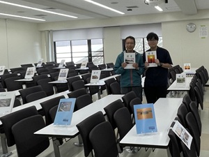 同窓会誌を手に取る学生たち