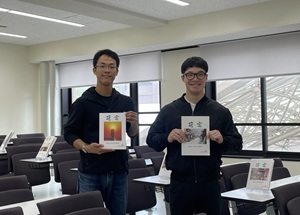 同窓会誌を手に取る学生たち2