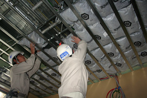 新病棟病室天井への敷設作業