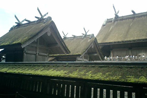 左手前が「天前社（あまさきのやしろ）」右奥は本殿（現在は遷宮中）