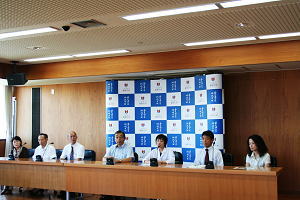 記者会見の様子