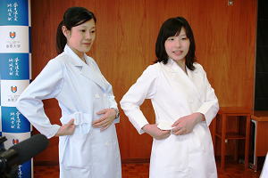 附属病院職員による試着披露