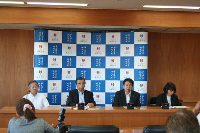 記者会見の様子