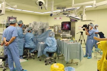 3D画面を見ながら手術を進める様子