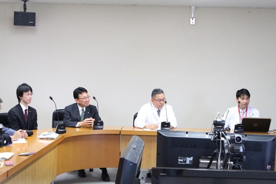 記者会見の様子