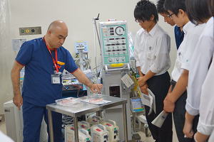 臨床工学技士業務見学（電気メスの実演）