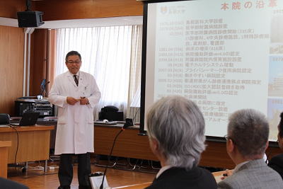 病院再開発の概要について説明する井川病院長
