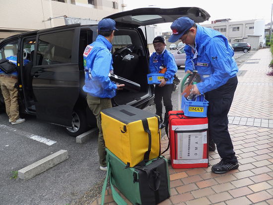 県立広島病院に到着する本院ＤＭＡＴ