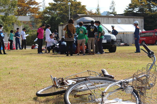 車と自転車による交通事故を想定した救助