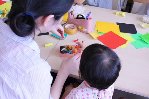 カラフルな色紙を使ってお弁当を作製中