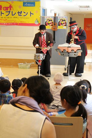 楽器演奏に聴き入る子どもたち