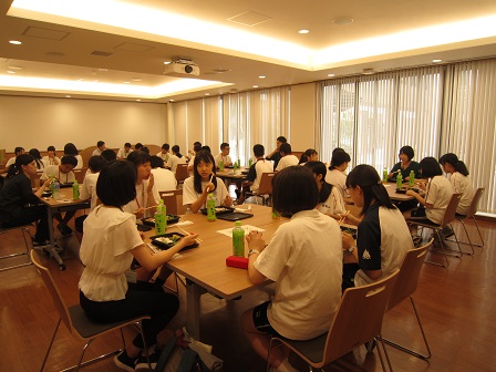 医学部学生との昼食会の様子.JPG