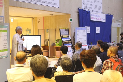 鈴宮淳司先端がん治療センター長の講演の様子