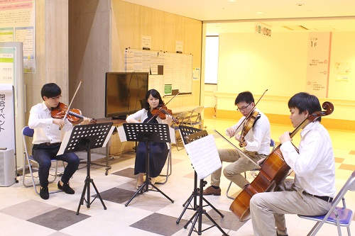 医師・看護師によるミニコンサートの様子