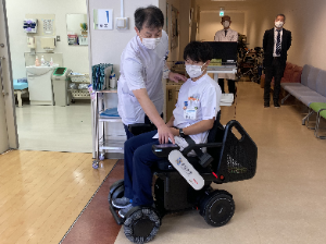 職員が操作する様子 職員が操作する様子