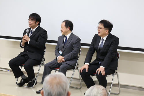 質疑応答する講演者 質疑応答する講演者