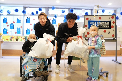 島根スサノオマジックの選手と子どもたち