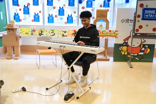 島根スサノオマジックの選手と子どもたち