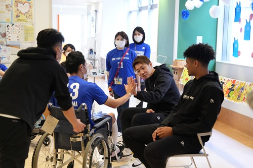 島根スサノオマジックの選手と子どもたち