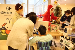 プレゼント贈呈のようす