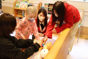 プレゼント贈呈のようす