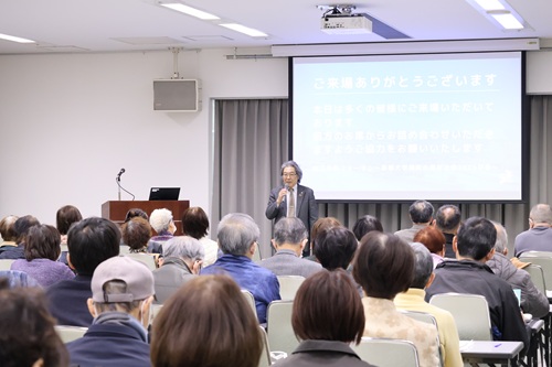 挨拶する椎名病院長