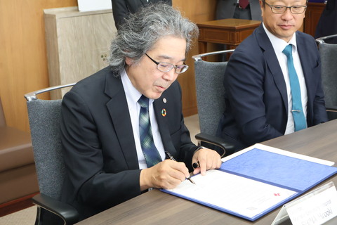 署名する椎名病院長