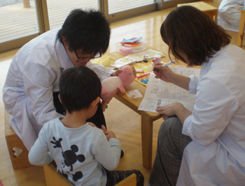 「ぬいぐるみ病院」「歯磨体操」の様子:2010年12月1日開催